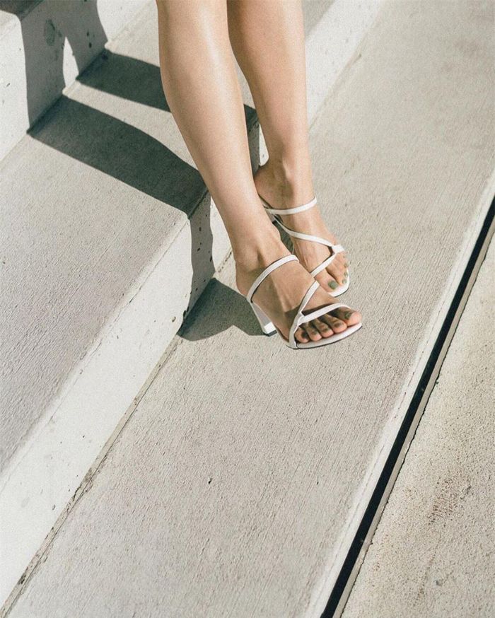 Vào mùa nắng, sandal cao gót thường được thiết kế kiểu quai mảnh dẻ để mang lại sự thoải mái cho đôi chân người sử dụng.