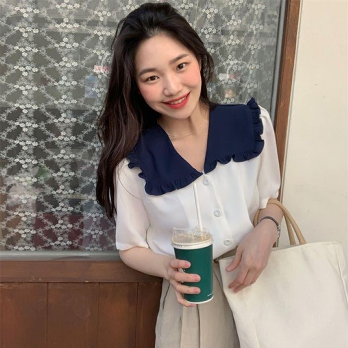 Cùng với tay bồng thì cổ áo cỡ đại cũng là một thiết kế hot hit nổi bật của xu hướng thời trang 2020. Với chi tiết cổ áo to bản giúp gây ấn tượng thị giác "cực mạnh" này thì dù thiết kế chiếc áo có đơn giản đến đâu vẫn sẽ tạo đủ sự nổi bật và bắt mắt.