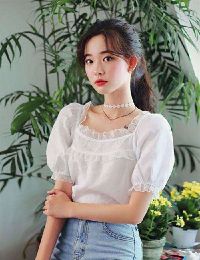 Áo blouse tay bồng chính là thiết kế đáng sắm nhất trong mùa hè năm nay của các cô nàng công sở. Chi tiết tay bồng tạo nên ấn tượng về vẻ tiểu thư đài các, kiêu kỳ, mang đậm chất cổ điển, vintage. Với kiểu áo tay bồng, quý cô công sở sẽ nâng tầm style của mình trở nên thật nữ tính, điệu đà mà cũng không kém phần thời thượng, sành điệu. Đặc biệt, phần tay bồng còn là chi tiết "đắt giá" giúp che đi nhược điểm bắp tay thô to hoặc quá gầy guộc.