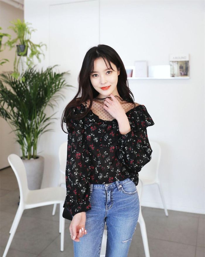 Thiết kế cổ bèo nhìn qua đã thấy rất nữ tính, xinh xắn và điệu đà rồi. Nhưng đôi khi chúng lại đem đến cảm giác hơi diêm dúa, sến sẩm quá đà. Vì vậy, để tiết chế cái sự điệu đà ấy lại, các cô gái nên mix kiểu áo blouse này với những chiếc quần, chân váy có thiết kế tối giản, đơn sắc. Sự kết hợp này sẽ làm tổng thể trang phục trở nên hài hòa, cân bằng hơn.