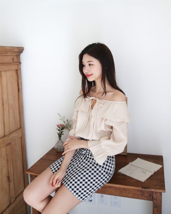 Đến hẹn lại lên, thiết kế trễ vai chưa bao giờ thôi hot hay vắng bóng mỗi khi hè về. Áo blouse kiểu trễ vai khi kết hợp với quần jeans hoặc chân váy thì vừa lịch sự, vừa xinh xắn. Còn khi kết hợp cùng quần shorts thì lại thật phóng khoáng và trẻ trung. Kiểu áo này luôn được các cô gái yêu thích vào mùa hè để có thể khoe khéo đôi vai trần gợi cảm.