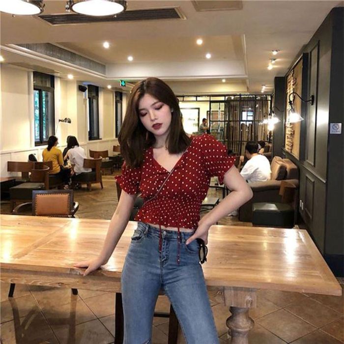 Ưu điểm dễ nhận thấy nhất của mọi kiểu áo dáng lửng đó chính là tác dụng tôn dáng, hack chiều cao cực đỉnh. Chỉ cần mix&amp;match đơn giản chiếc áo blouse dáng lửng với quần jeans cạp cao ống rộng hoặc ống đứng, bạn sẽ phải ngạc nhiên trước đôi chân như dài ra trông thấy, vóc dáng cũng trở nên cân đối, cao ráo một cách rõ rệt.