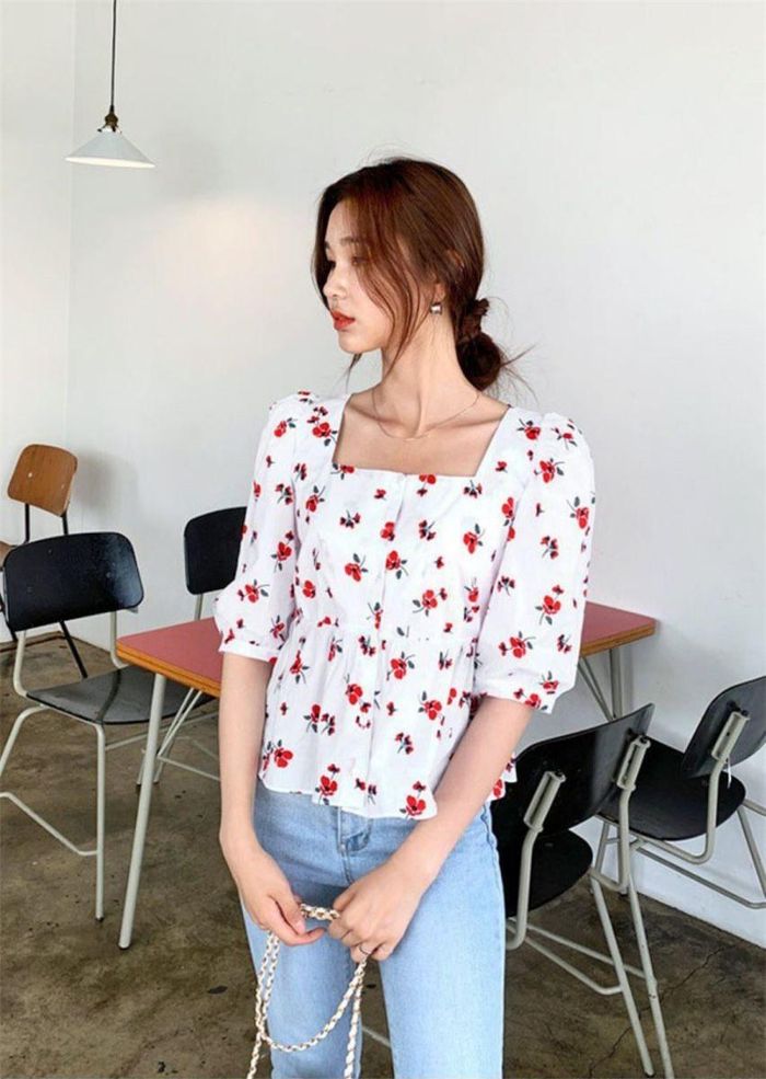 Thay vì vẻ rực rỡ, nổi bật của họa tiết hoa cỏ mùa hè như mọi năm, họa tiết hoa kiểu Pháp lại mang hơi hướm retro, cổ điển, rất được lòng các cô gái theo đuổi phong cách vintage. Những chiếc áo blouse với kiểu họa tiết này vừa mang nét nhẹ nhàng và chút hơi thở xưa cũ, lại vừa mang tới sức sống tươi vui của ngày hè.