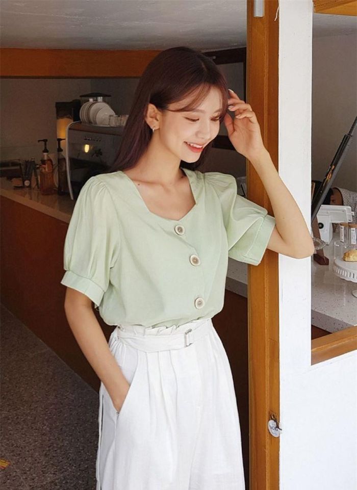 Ngoài kiểu tay bồng thì thiết kế cổ vuông cũng là chi tiết mang đậm hơi thở cổ điển, retro. Những chiếc áo blouse cổ vuông sẽ tạo cho bạn diện mạo thanh lịch và trang nhã. Với kiểu áo này, khi mix đồ bạn nên sơ vin gọn gàng thì sẽ đẹp mắt và sang trọng hơn đấy.