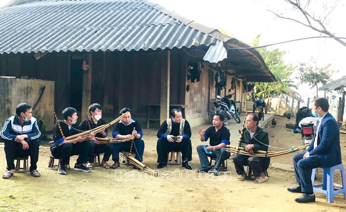 Lãnh đạo xã Tà Mung tuyên truyền đến thành viên Ban vận động thực hiện nếp sống văn hóa dân tộc Mông lưu giữ tiếng khèn.