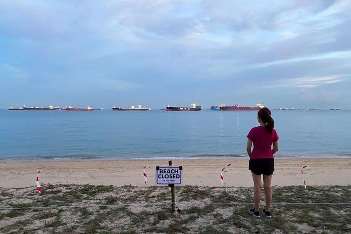 Một bãi biển công cộng ở Singapore đóng cửa vào tháng 4/2020, trong đại dịch Covid-19. Ảnh: Reuters.
