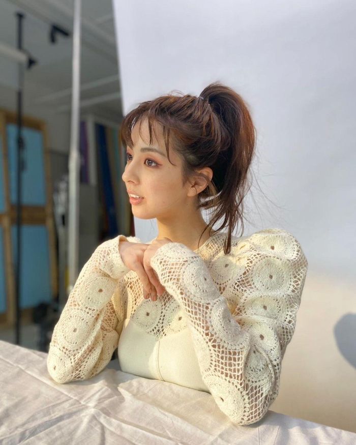 Ở tuổi 28, Yurina Yanagi vẫn duy trì vẻ ngoài trẻ trung nhờ thói quen chăm sóc da và chế độ tập luyện. Điều này giúp Yurina Yanagi có gương mặt hợp với nhiều kiểu trang điểm. 