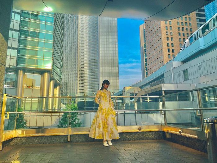  Trước khi để tóc dài, Yurina Yanagi gây ấn tượng với kiểu đầu ngắn ngang vai. Thời gian gần đây, cô trung thành với tóc xoăn nhẹ kết hợp mái bằng thưa. 
