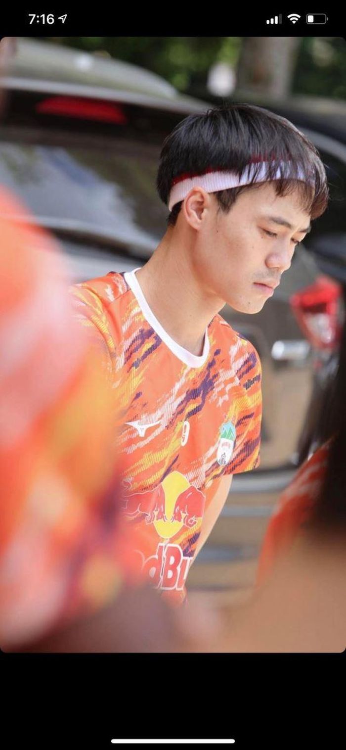 Tạo dáng mới của Văn Toàn