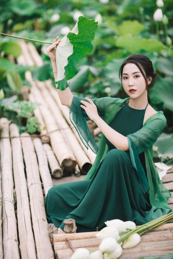 Còn về sự nghiệp của Hồng Nhung, ngay từ nhỏ cô nàng đã xem nhiều chương trình về DJ và nhận thấy niềm đam mê với công việc này. Năm 2017, cô bắt đầu bén duyên với nghề DJ