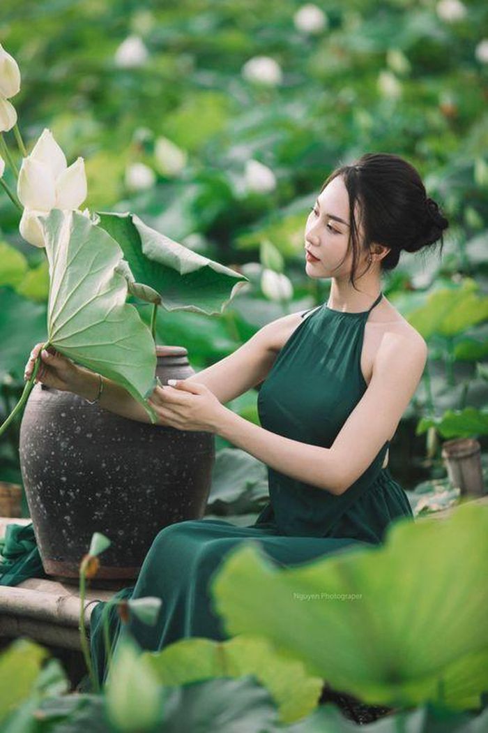 Hướng đến xây dựng hình tượng người phụ nữ độc lập, tự chủ, Hồng Nhung đặt ra mục tiêu trước 30 tuổi phải tự lo cho bản thân một cuộc sống đầy đủ, có công việc tốt và “tốc độ thành công phải nhanh hơn tốc độ già đi mỗi ngày của ba mẹ”.