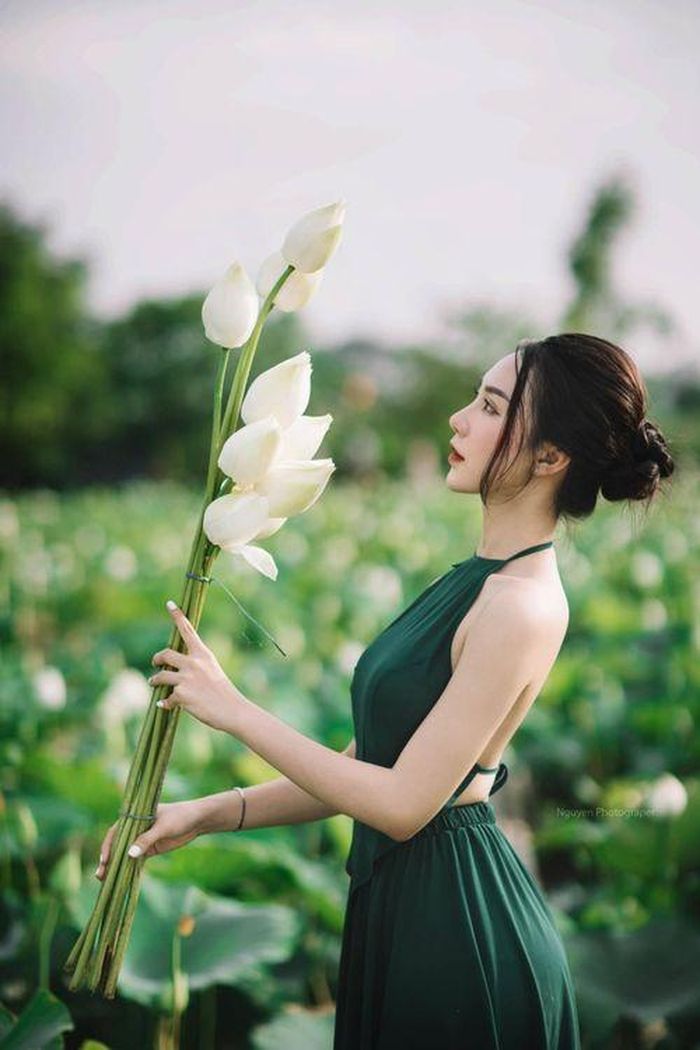 Không những đầu tư vào kỹ năng chơi nhạc để hỗ trợ công việc, Hồng Nhung còn dành thời gian để tập luyện duy trì vóc dáng và tăng cường sức khỏe. Chế độ dinh dưỡng hằng ngày cũng được cô chú trọng để đáp ứng yêu cầu của công việc đòi hỏi có ngoại hình cuốn hút.