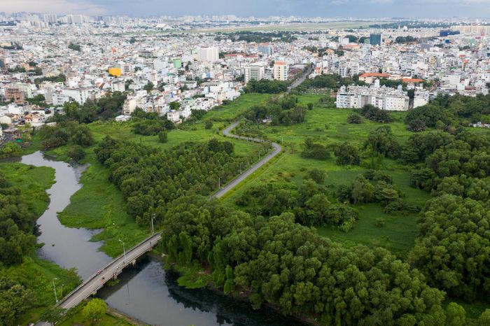 Chỉ có gần hơn một km đường nội khu được trải nhựa, người dân chỉ tập trung chạy bộ, đi dạo trên đoạn đường này.