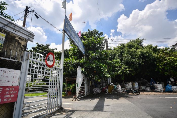 Cổng vào của công viên nằm cuối đường Nguyễn Văn Lượng. Khu vực cổng có bảo vệ kiểm soát ra vào 4-22h mỗi ngày.