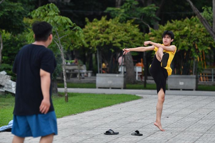 Đạt (ngụ phường 10) thường dành một ngày trong tuần để đến công viên Văn Hóa Gò Vấp chơi thể thao. "Công viên rất rộng nhưng mọi người chỉ tập trung một vài chỗ. Nếu xây dựng và làm thêm đường thì em nghĩ tại đây sẽ rất đông", Đạt nói.