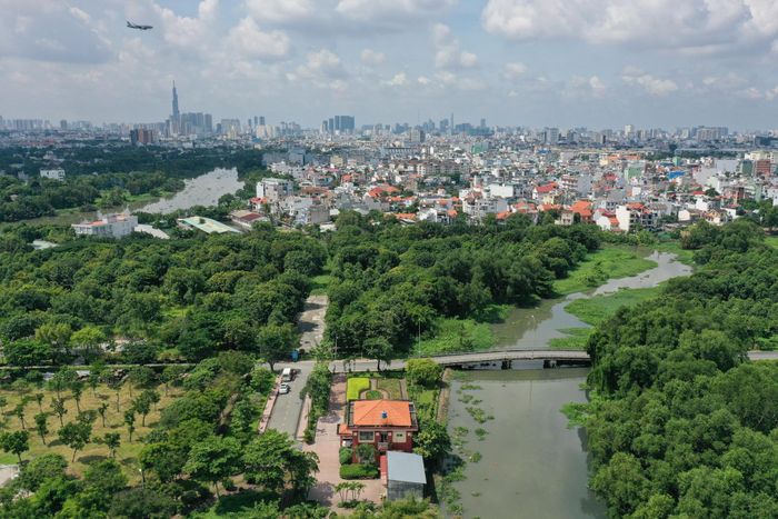 Công viên Văn hóa Gò Vấp được phê duyệt đầu tư vào năm 2001. Sau đó, công trình này liên tục đổi chủ đầu tư vào những năm 2007, 2011, 2014 và 2016. Sau nhiều năm, đơn vị quản lý hiện tại là Trung tâm Quản lý Hạ tầng Kỹ thuật TP.HCM (Sở Xây dựng TP.HCM).