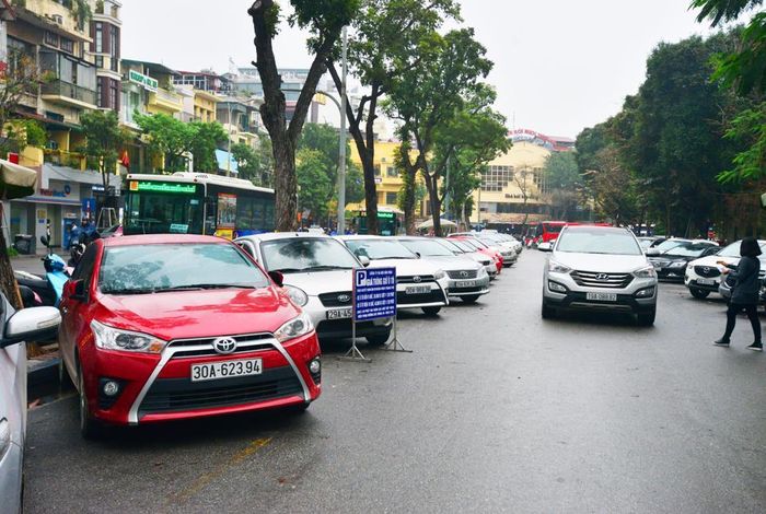 Điểm trông giữ xe tại khu vực Quảng trường Đông Kinh Nghĩa Thục, quận Hoàn Kiếm. Ảnh: Phạm Hùng