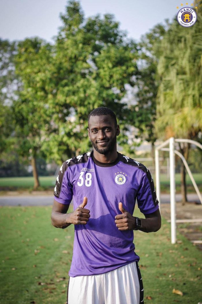 Ibou Kebe từng khoác áo Hà Nội FC trong thời gian ngắn - Ảnh: Hà Nội FC