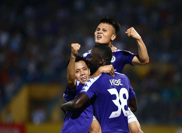 Ibou Kebe sát cánh với Quang Hải tại Hà Nội FC - Ảnh: Hà Nội FC