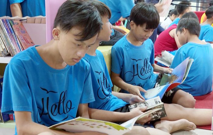 Các em nhỏ được tham gia nhiều hoạt động hấp dẫn và đọc sách miễn phí tại Thư viện tỉnh.