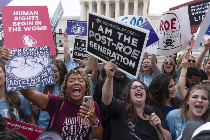  Nhóm người ủng hộ quyết định lật ngược phán quyết Roe v Wade ăn mừng bên ngoài tòa án hôm 24/6. 