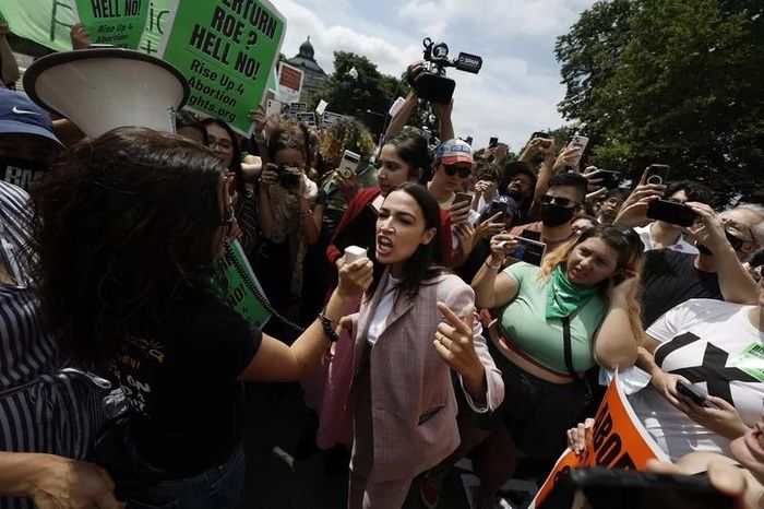  Nghị sĩ đảng Dân chủ Alexandria Ocasio-Cortez nói chuyện với các nhà hoạt động ủng hộ quyền phá thai sau phán quyết vào ngày 24/6. 