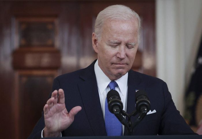  Bên trong Nhà Trắng, Tổng thống Joe Biden có bài phát biểu lên án quyết định loại bỏ quyền phá thai của Tòa án Tối cao Mỹ là "sai lầm bi thảm". Ông gọi đây là ngày buồn đối với tòa án và cả nước Mỹ. “Khi (Roe v Wade) bị loại bỏ, điều rõ ràng là sức khỏe và cuộc sống của phụ nữ ở quốc gia này đang gặp nguy hiểm”, nhà lãnh đạo Mỹ nói. "Đây là một con đường cực đoan và nguy hiểm mà tòa án đang vạch ra cho chúng ta". 