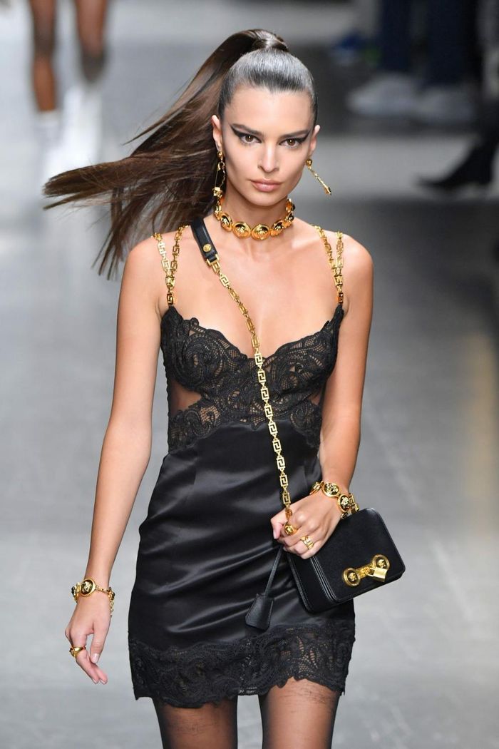 Mùa thu năm 1996, váy lụa ren phủ sóng mạnh mẽ sau khi Naomi Campbell diện thiết kế trên sàn diễn của Versace. Đến nay, thương hiệu Italy vẫn lăng xê những mẫu váy lụa ren. Kiểu dáng thời thượng và họa tiết trẻ trung trở thành điểm mạnh giúp các thiết kế bán chạy. Ảnh: Vogue.