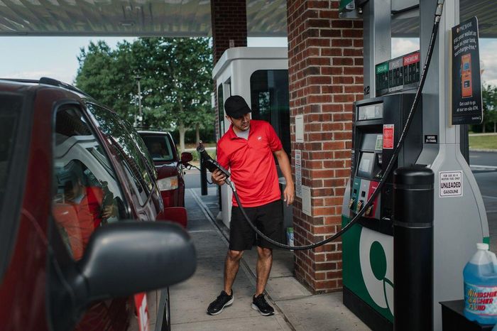  Một số công ty Mỹ đang phát cho các nhân viên thẻ quà tặng tiền xăng. Ảnh: Hannah Yoon/Wall Street Journal. 
