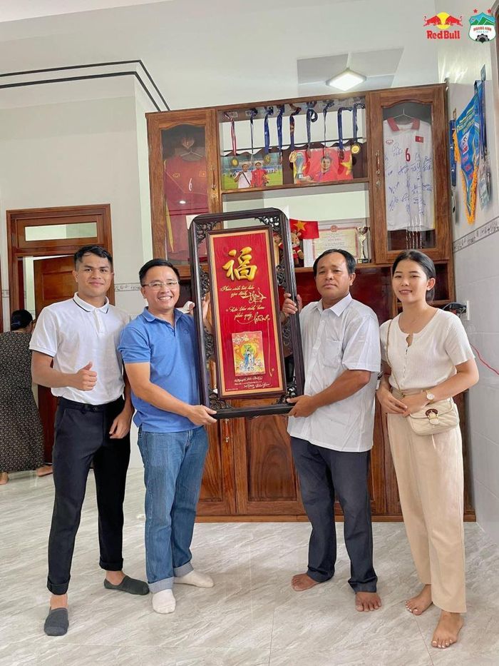Đại diện CLB HAGL chúc mừng Dụng Quang Nho nhân ngày đặc biệt của cả gia đình