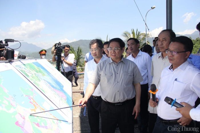 Thủ tướng Phạm Minh Chính lưu ý thành phố Đà Nẵng phải làm tốt công tác quy hoạch (Ảnh: Thủ tướng Phạm Minh Chính khảo sát dự án Cảng Liên Chiểu sáng 26/6)