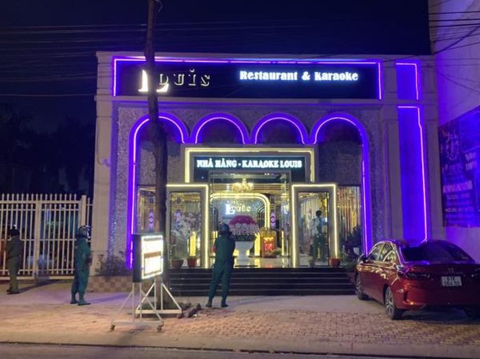 Phía trước cơ sở karaoke Louis.