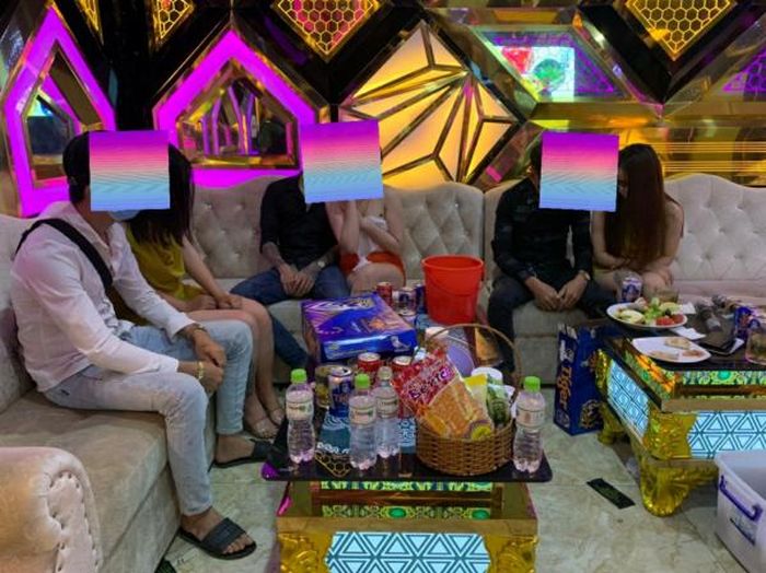 Hiện trường phòng karaoke có tiếp viên thoát y.