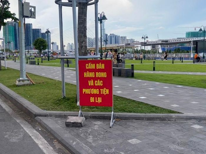 Bất chấm biểm cấm, nhiều người vẫn vô tư đậu xe, buôn bán.