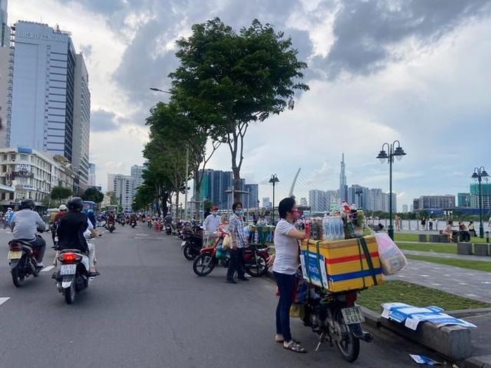 Người buôn bán hàng rong cũng vô tư tận dụng phần mép và lề đường để bán đồ ăn thức uống.