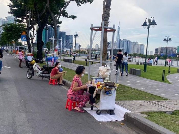 Thậm chí để ghế ngồi để chế biến thức ăn dưới lòng đường.