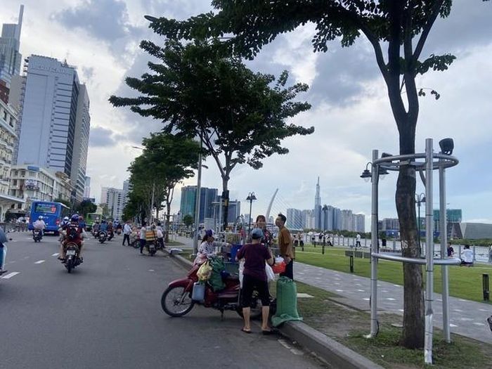 Từ chiều, khu vực này trở nên bát nháo khi xe máy, xe hàng rong tràn ra lòng, lề đường.