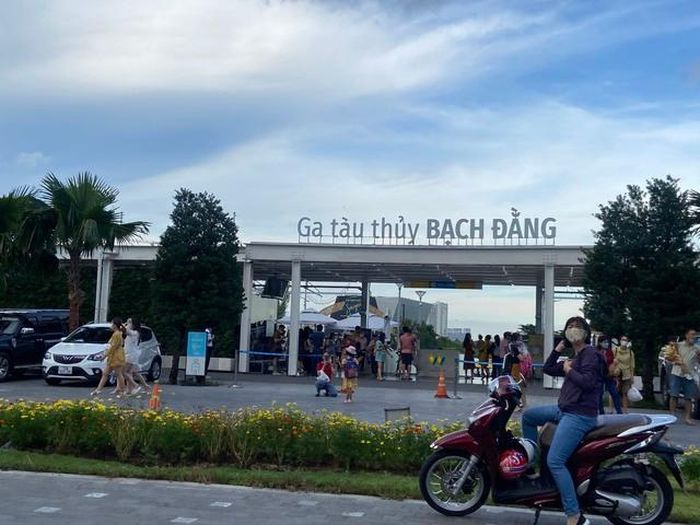 Bãi giữ xe phục vụ cho khách đi xe bus đường sông cũng có diện tích giới hạn, sức chứa khoảng 200 xe, nên kiến nghị nhận giữ xe máy để giảm tải khi số lượng khách đến công viên đông cũng chỉ nhằm giải quyết tạm thời để chờ giải pháp hoàn thiện nhất.