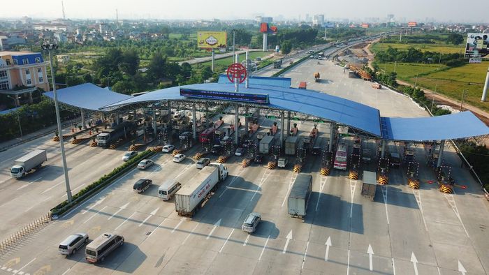 Thu phí thủ công tiếp tục gây ách tắc. Ảnh: Quang Vinh