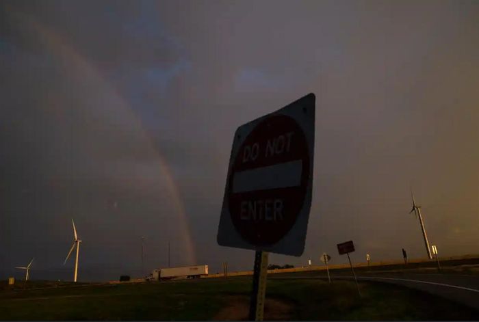 Phần đuôi của một ‘siêu tế bào’ tạo ra cầu vồng trên xa lộ gần Weatherford, Texas. Ảnh: The Guardian.