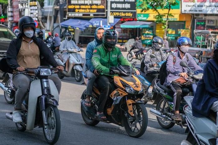 Nhiều sinh viên lựa chọn chạy xe ôm công nghệ để kiếm thêm thu nhập.