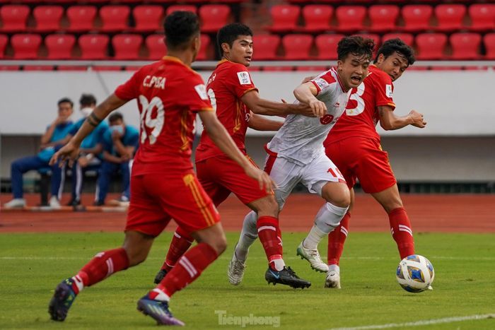 Hàng thủ Phnom Penh chơi tập trung và gắn kết, bọc lót cho nhau cản phá các đường tấn công từ nhiều phía của Viettel.