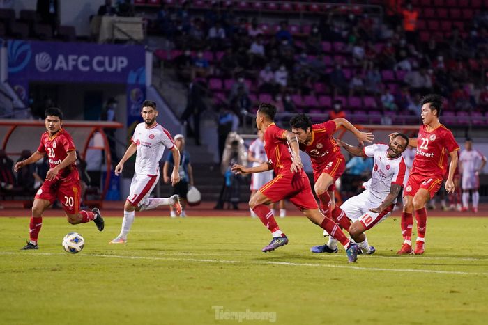 Ở vòng đầu tiên bảng I - AFC Cup 2022, Phnom Penh Crown khiến tất cả phải bất ngờ khi chiến đấu kiên cường trước Hougang United. Họ dẫn trước 2 bàn và buộc đối thủ được đánh giá cao hơn phải e ngại ở nhiều thời điểm. Song, đại diện đến từ Campuchia vẫn thua chung cuộc 3-4, bởi sự non kinh nghiệm và kỹ năng của các cầu thủ. 