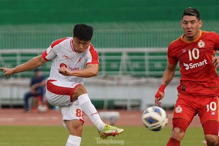 Phút thứ 9, Hoàng Đức nỗ lực đưa bóng cho Duy Thường. Số 88 có nhịp chạm bóng tốt trước khi tung ra pha dứt điểm từ khoảng cách chừng 20m, găm bóng thẳng vào lưới Phnom Penh Crown.