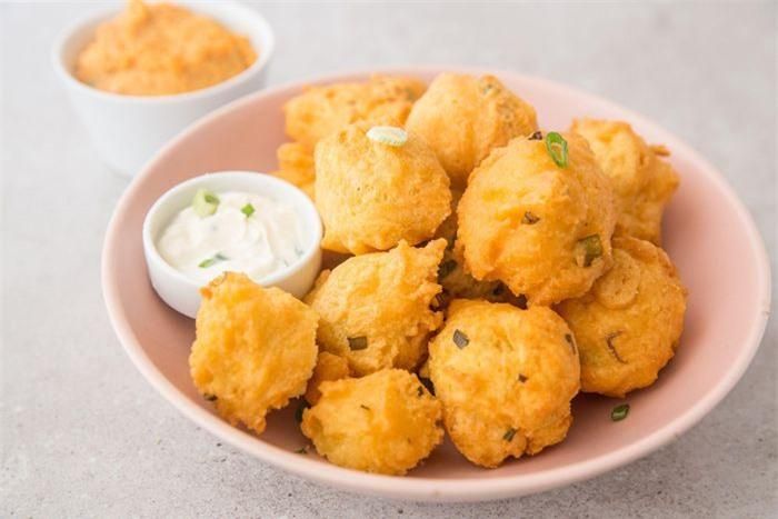 Hushpuppies (Mỹ):Những viên ngô chiên mặn này là món ăn kèm truyền thống với cá chiên ở miền Nam nước Mỹ từ thời nội chiến. Ảnh:Thespruceeat.