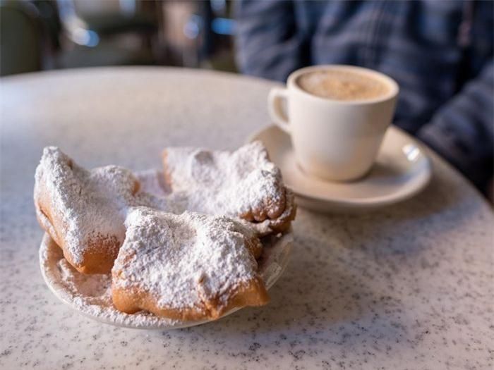Beignets (Louisiana, Mỹ):Bột mì đã ủ men được nặn hình gối đơn giản và chiên vàng, sau đó rắc thêm bột đường. Chúng thường được phục vụ cùng cà phê. Ảnh:Timeout.