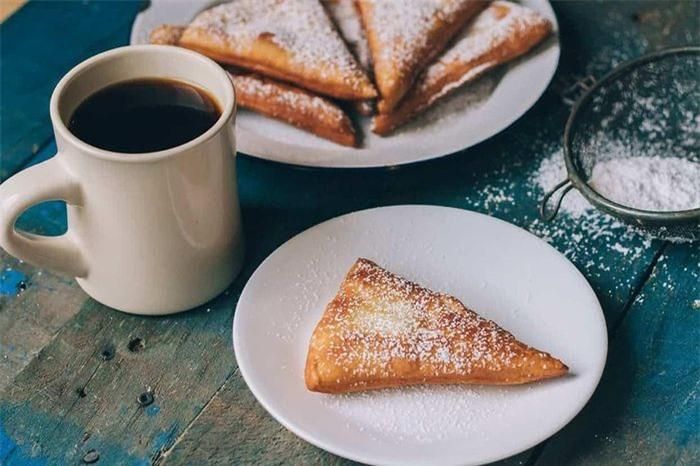 Mandazi (Đông Phi): Loại bánh bột chiên này có thể được làm với sữa hoặc nước cốt dừa, thêm gia vị như bạch đậu khấu hoặc các loại hạt giã nhỏ. Ở Ghana và các vùng khác của Đông Phi, bột được nặn hành hình tròn. Ảnh:Compassion Explorer.