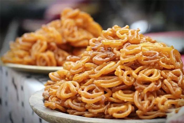Jalebi (Ấn Độ):Bột được phun thành hình tròn lên dầu nóng, sau đó tẩm si-rô đường, tạo ra vị ngọt và độ giòn dai hấp dẫn. Chúng thường được ăn kèm với những món khác như samosas hay rabdi, một loại sữa kem ngọt. Ảnh:Pixelchrome.