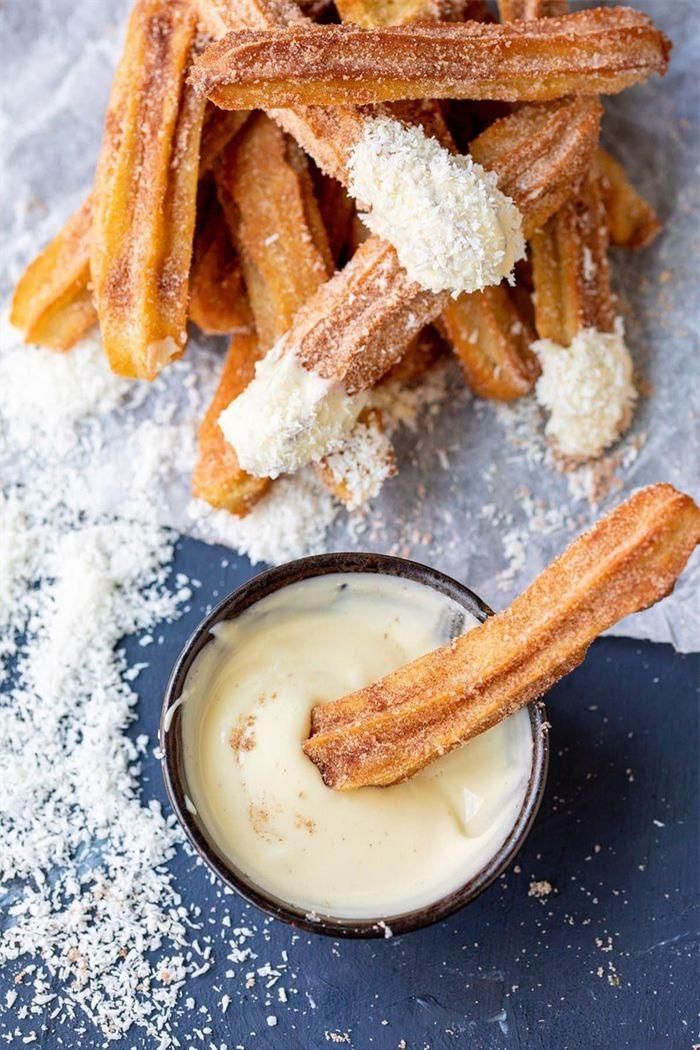 Churros (Tây Ban Nha, Bồ Đào Nha và Mỹ Latin):Có nguồn gốc Tây Ban Nha và Bồ Đào Nha, đây là món ăn sáng và ăn vặt được ưa chuộng ở nhiều quốc gia. Bột được đẩy qua một ống đầu sao xuống dầu sôi và chiên giòn. Churros được phủ bột quế đường và chấm với café con leche, chocolate nóng hoặc dulce de leche. Ảnh:Kitchensanctuary.