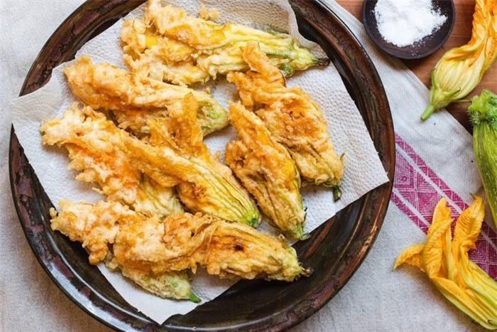 Hoa bí chiên (Italia):Vào mùa xuân, bí ngòi bắt đầu ra hoa, nhưng chỉ hoa cái mới có thể trở thành quả. Hoa đực được tỉa đi và làm món ăn. Chúng được nhúng vào một loại bột lỏng, sau đó rán vàng. Hoa cũng có thể được nhồi phô mai, gạo và rau thơm. Ảnh:Stuff.